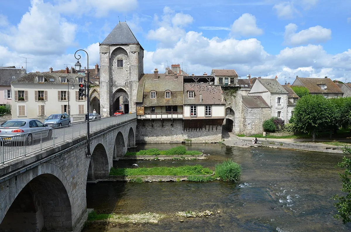 Le vieux pont et la porte de Bourgogne à Moret-sur-Loing
