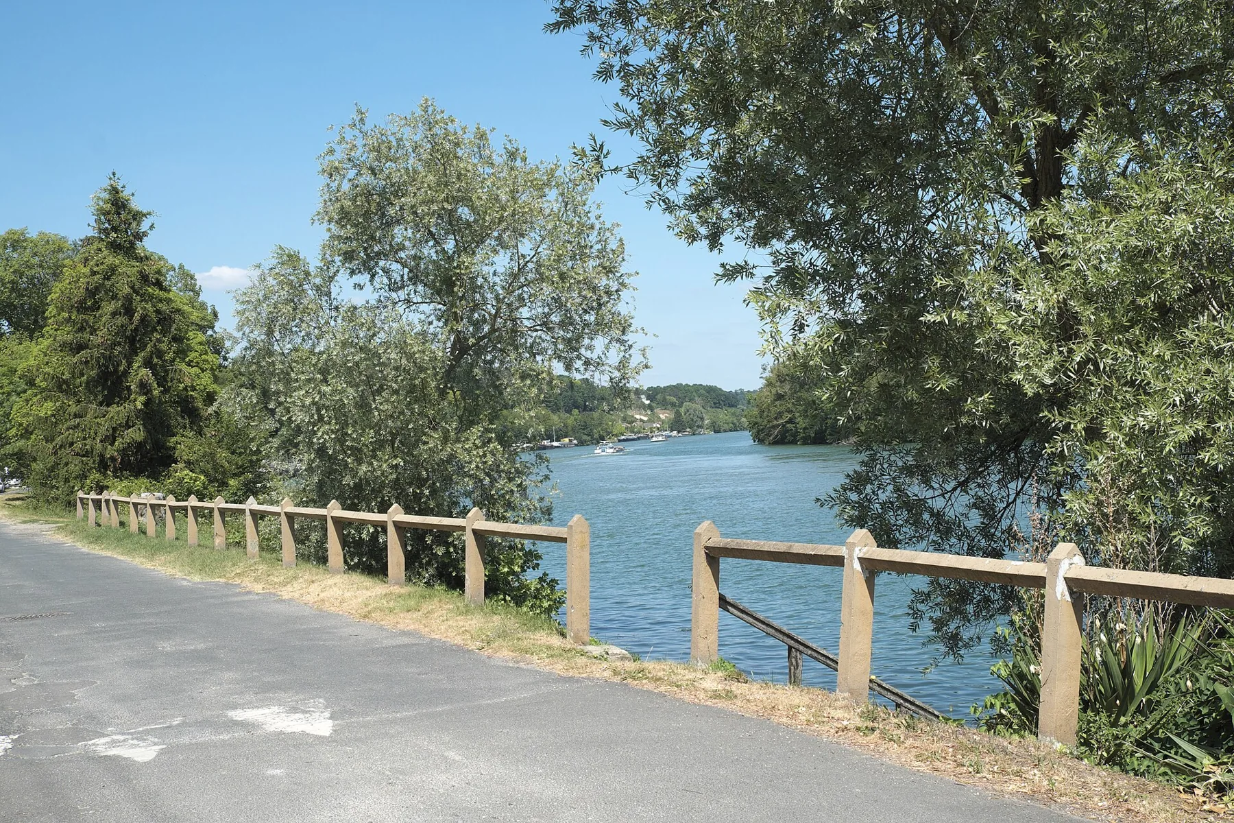Chemin de promenade en bord de Seine à Saint-Fargeau-Ponthierry