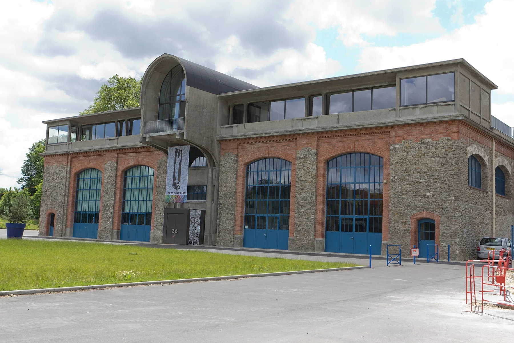 Façade de l’ancienne usine Leroy, devenue Les 26 Couleurs